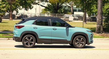 Miami Beach, Florida ABD - 15 Nisan 2021: Turkuaz Chevrolet öncü RS SUV kesişim noktası, yan görüş.