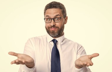 Stüdyoda kafası karışmış bir adam, seçici odaklanma. Adamın arka planda kafası karışmış. Göz giysisinde kafası karışmış bir adamın fotoğrafı. Beyazların üzerinde kafası karışmış bir adam.