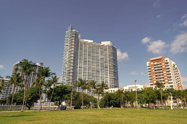 Miami, Florida ABD - 15 Nisan 2021: Miami 'deki gökdelen mimarisi.
