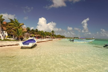 Costa Maya, Meksika - 01 Şubat 2016: Yaz tatili plajında tekne, kopyalama alanı.