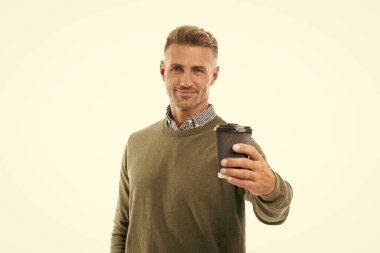 Kahve molasındaki adamın fotoğrafı, seçici odaklanma. Kahve molasındaki adam beyazla izole edilmiş. Stüdyodaki kahve molasındaki adam. Kahve molasındaki adam arka planda..