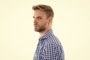 Arka planda genç bir milenyum adamı. Stüdyodaki genç adam. Kareli gömlek giyen genç adamın fotoğrafı. Genç adam beyaz üzerine izole.