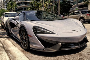 Miami Beach, Florida ABD - 15 Nisan 2021: beyaz Mclaren 570 üstü açık spor araba, ön köşe manzaralı alçak açı.