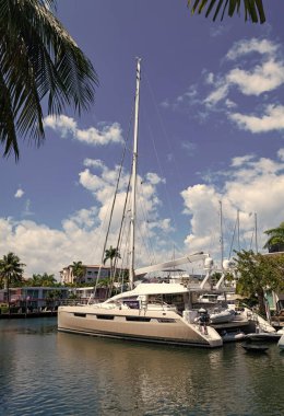 Miami, Florida ABD - 25 Mart 2023: Miami 'de yaz tatili yat katamaranı.