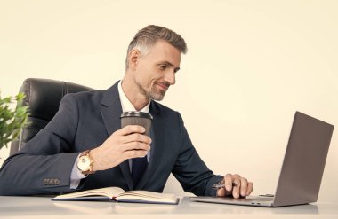 Olgun patron iş yerinde video görüşmeleriyle pazarlık ediyor..