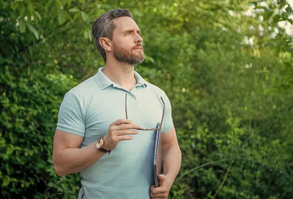 PC 'de Ponderinng İşletme Müdürü' nün serbest fotoğrafı. İşletme müdürlüğü. İşletme müdürü dışarıda serbest çalışıyor. İşletme Yöneticisi Serbest Çalışması.