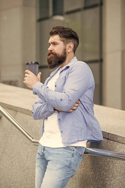 Kafkasyalı bir adamın kahve içerken çekilmiş fotoğrafı. Adam dışarıda kahve içiyor. Dışarıda kahve içen bir adam. Adam sokakta kahve içiyor..