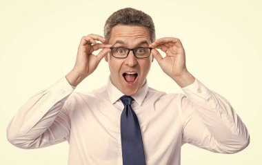 İş adamı arka planda gözlük takıyor. Gözlüklü adamın fotoğrafı. Adam beyaz üzerine izole göz giysisiyle bakıyor. Stüdyoda gözlüklü bir adam..