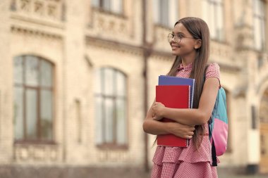 Eylül 'de okuldaki kız, fotokopi odası. Eylül sezonunda liseli kız. Eylül ayının açık hava okulundaki kız öğrenci. Eylül 'de okuldaki kızın fotoğrafı..