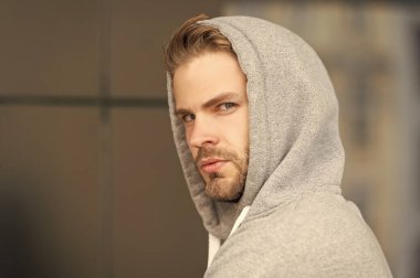 Kapüşonlu bir adamın fotokopi uzayı. Kapüşonlu adam. Kapüşonlu adam dışarıda. Sokaktaki kapüşonlu adam..