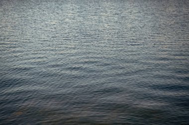 Deniz suyu arka planı. Deniz suyu geçmişinde kimse yok. dalgalı deniz suyu arka planı. Deniz suyu arkaplanının fotoğrafı.