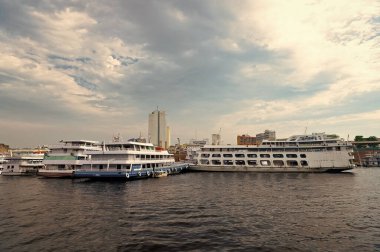 Manaus, Brezilya - 04 Aralık 2015: Teknelerle yaz tatili için liman gezisi.