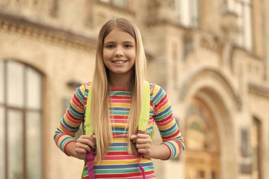 Sırt çantalı mutlu liseli kız. Açık havada liseli bir kız. Genç bir kızın fotoğrafı. Genç liseli.