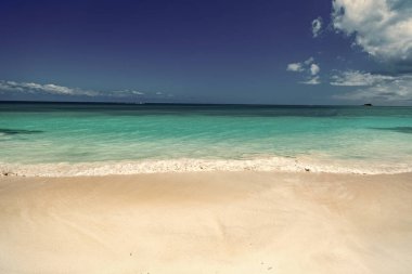 Yaz tatilinde deniz manzaralı doğa. Turkuaz suyla deniz manzaralı yaz doğası. Deniz manzaralı yaz manzarası. Deniz manzaralı Ufuk çizgili yaz doğası.