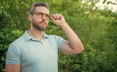 Gözlüklü adam, kopyalama alanı. Gözlüklü adam dışarı bak. Adam görüş için gözlüklü bak. Gözlüklü bir adamın fotoğrafı..