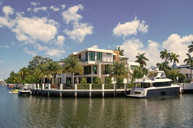 Villada yaz tatili için rüya gibi bir yer. Yaz tatili için yatı olan lüks bir villa. Yaz tatilini rahatlatmak için güzel bir villa. Yaz tatilinde özel yatı olan modern villa..