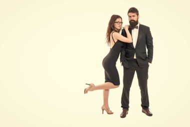 Sevgi dolu bir ilişki. Sevgililer Günü. Saf zarafet. Özel bir kutlama. Birbirine aşık çiftler. Aşk, erkek ve kadın buluşmasıdır. Resmi bir çift smokinli adam ve seksi kız. nişan ve teklif.