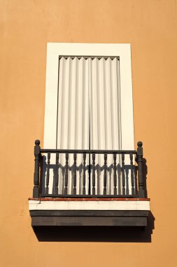 Bir balkon korkuluğu cephesi. Balkon parmaklıkları dışarıda. Balkon parmaklıklarının fotoğrafı. Balkon korkulukları evde..