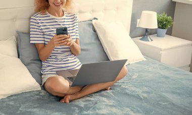 Serbest çalışan kadın görüntüsü uzaktan kumandalı. Uzaktan kumandalı çalışan kadın serbest çalışıyor. Uzaktan kumandalı serbest çalışan kadın.