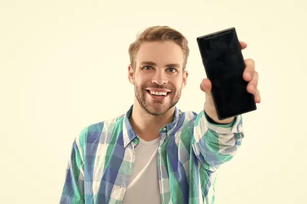 男人的选择性焦点显示了工作室里的手机屏幕 背景上显示手机屏幕的人 男人展示手机屏幕的照片 男子与手机屏幕隔离在白色 — 图库照片