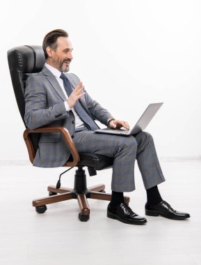 Serbest blog yazarı. Uzaktan kumanda serbest çalışıyor. İş adamı, ofis elbisesi içinde dinleniyor. İş başarısı. Bilgisayarda iş adamı iletişimi. Çevrimiçi çalışan serbest çalışan biri. video konferansı.