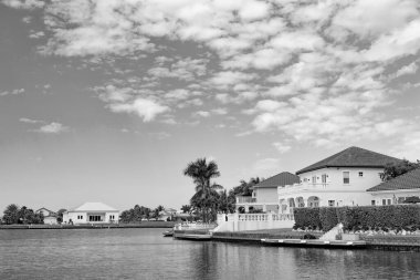 Sahil limanı varış noktası. Tatil köyündeki sahil limanı. Sahil limanı ve House. Yazın deniz kenarı limanının fotoğrafı.