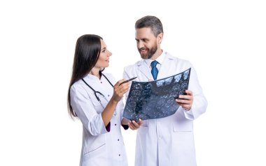 İki tıp uzmanı MRI taramalarını tartışıyor. Stüdyodaki doktor nörolog MRI. Modern bir hastanenin MRI veya tomografi odasında doktor onkolojisi. Doktor MR resmini inceler. Nörolog beyin teşhisi koydu.