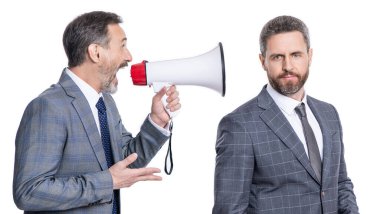 İş adamı fikrini destekliyor. Terfi kavramı. İş fikri tanıtımı. Takım elbiseli, megafonu beyaza ayrılmış bir işadamı konuşmacısı. İşadamı tanıtımcı promosyon çatışmasını çözüyor.