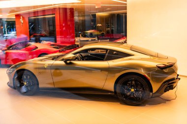 New York City, ABD - 09 Ağustos 2023: Ferrari Roma 2021 galeri mağazasında spor araba, yan manzara.