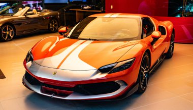 New York City, ABD - 09 Ağustos 2023: Ferrari 296 GTS 2022 sergi salonu mağazasında akort edilmiş spor araba, üst görünüm.