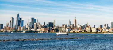 Manhattan silueti. New York şehri. New York 'un gökdelen binası. Kentsel mimari. Manhattan ve Hudson River şehir merkezinde. Metropolitan şehri. Büyük şehir manzarası. New York Panoraması.
