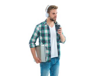 Milenyum insanı arka planda serbest yazar, kopyalama uzayı. Stüdyoda milenyum adamı serbest çalışıyor. Dizüstü bilgisayarlı Milenyum Adamı 'nın fotoğrafı. Bin yıllık serbest çalışan beyaz ırktan izole edilmiş..