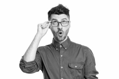 Beyaz arka planda izole edilmiş şok olmuş bir adamın portresi. Stüdyoda çalışan adam portresi. Gözlüklü bir çalışan. Yetişkin işçi gömleği giyer..