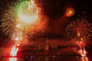 New York Manhattan havai fişekleri arifesinde. Manhattan 'da havai fişekler. New York 4 Temmuz Havai fişekleri. Flashing Fireworks ile New York City Skyline Manhattan. Bağımsızlık Günü