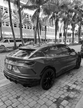 Los Angeles, Kaliforniya ABD - 18 Mart 2021: Los Angeles 'ta turuncu Lamborghini Urus SUV. arka köşe görünümü.