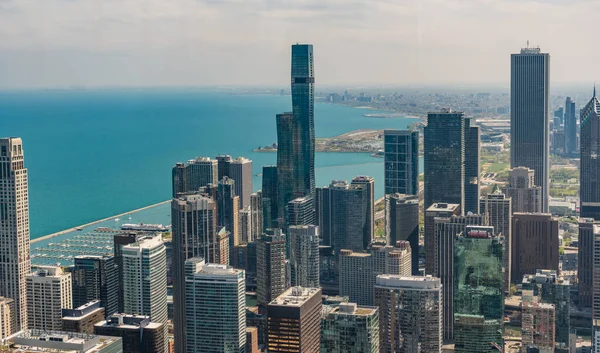 Chicago sahil şehrinin gökdelen mimarisi. Metropolis City silueti. Şehir merkezindeki hava manzarası. Gökdelen hava görüntüsü. Şehir manzarası silüeti. Turistik metropoldeki mimari bina.