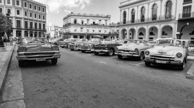 Havana, Küba - 02 Mayıs 2019: Ford 'la birlikte eski araba parkı. Park etmiş bir taksi..
