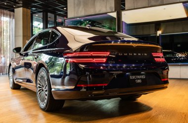New York City, ABD - 06 Ağustos 2023: Genesis G80 siyah Hyundai elektrikli araba arka ve sürücü tarafı sergi salonuna park edilmiş
