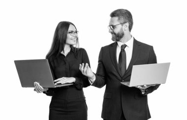 Stüdyoda serbest çalışan mutlu bir iş adamı. Dizüstü bilgisayarı olan serbest çalışan bir iş adamı. Serbest çalışan iş adamının fotoğrafı. Bilgisayarlı. iş serbest çalışanı beyaz arkaplanda izole edildi.