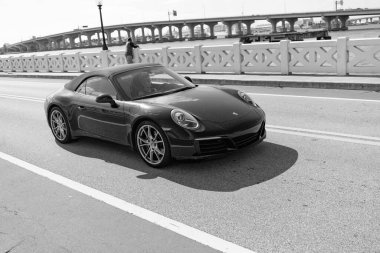 Miami, Florida ABD - 15 Nisan 2021 Porsche 911 Carrera yolda, köşe manzaralı.