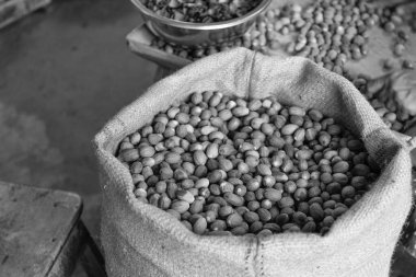 Çuval içinde fındık fasulyesi. Fasulyeler büyük çantalarda paketlenmişti. Çiğ fasulye. Toptan fasulye. Baharat ekinleri. Tarım.