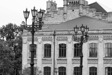 Arkaplanda tarihi bina mimari yapısının dış cephesi olan sokak lambası direkleri.