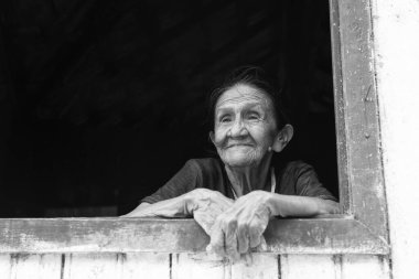 Boca de Valeria, Amazon Nehri Brezilya - 03 Aralık 2015: Povetry 'deki yaşlı yaşlı kadın, kopyalama alanı.