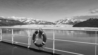 Hubbard Buzul Koyu 'ndaki yolcu gemisinde cankurtaran şamandırası. Buzul gemisi gezisinde halka şamandıra cankurtaranı. Alaska Buzulu seyahat güvenliği. Kırmızı can simidi. Seyahat hedefi.
