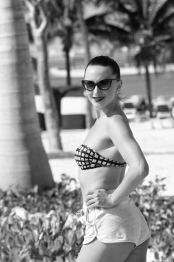 Yaz tatilindeki kadın görüntüsü. Yaz tatilindeki bir kadın. Yaz tatilindeki genç bir kadın. Yaz tatilinde güneş gözlüklü kadın..