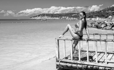 Kadınlar yazları plajda fotokopi çekerek rahatlar. Kadınlar yazın açık havada dinlenirler. Kadınlar yaz tatillerinde dinlenir. Kadın fotoğrafı. Yaz tatilinde rahatla..