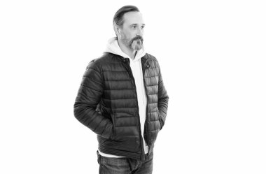 Kır saçlı olgun bir adamın ceketi. Ceketli olgun bir adam beyaz arka planda izole edilmiş. Adam stüdyoda kalın bir ceket giyiyor. Olgun bir adam için sonbahar ceketi.