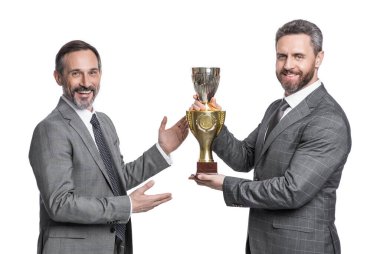 Neşeli iş adamlarının fotoğrafı ödülü şampiyon kupası ile kutluyor. İş adamları beyaz arka planda izole edilmiş ödülü kutluyorlar. İş adamları ödülü stüdyoda kutluyor. İş adamları ödülü kutluyor.