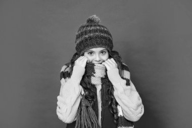 Kalın giysiler giyen çocuk portresi. Olumlu duygularını ifade et. Kış modası. Şapkalı, kıvırcık saçlı, neşeli bir çocuk. Kadın manken. Fularlı genç kız..