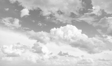 gün ışığında kabarık bulutlar ile mavi gökyüzü.